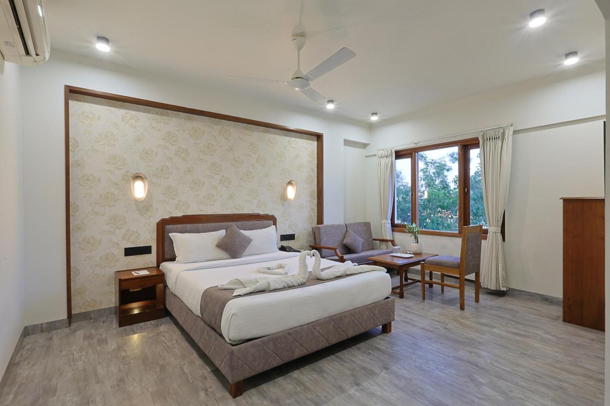 Hotel Apex Surat Exterior photo