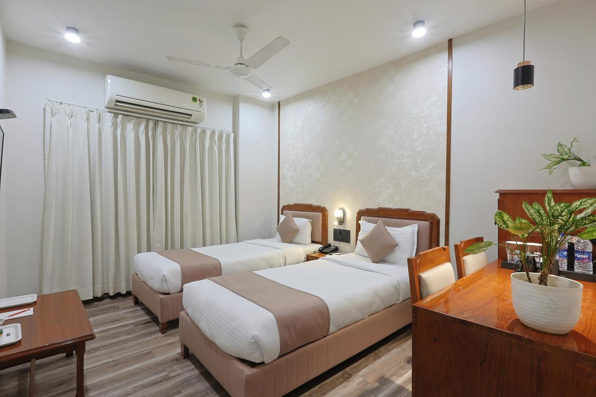 Hotel Apex Surat Exterior photo