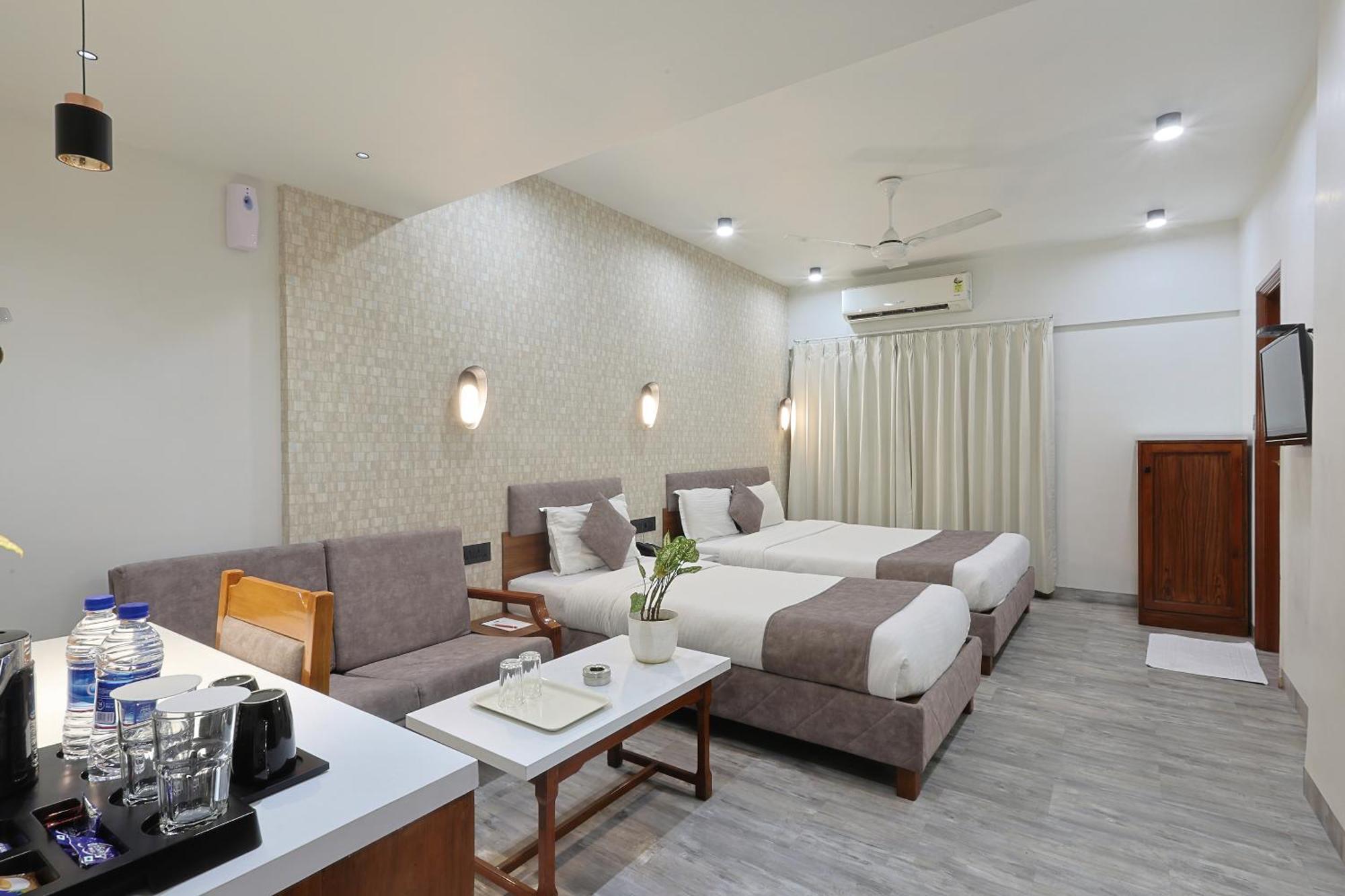 Hotel Apex Surat Exterior photo