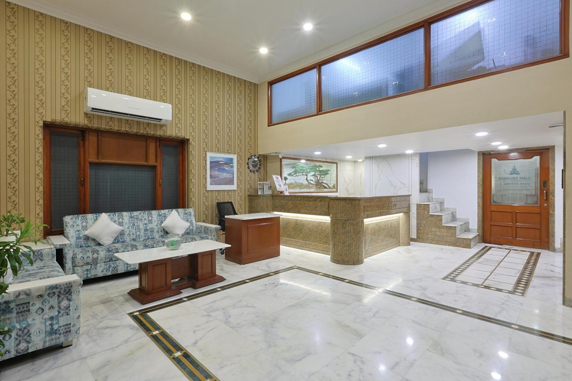 Hotel Apex Surat Exterior photo