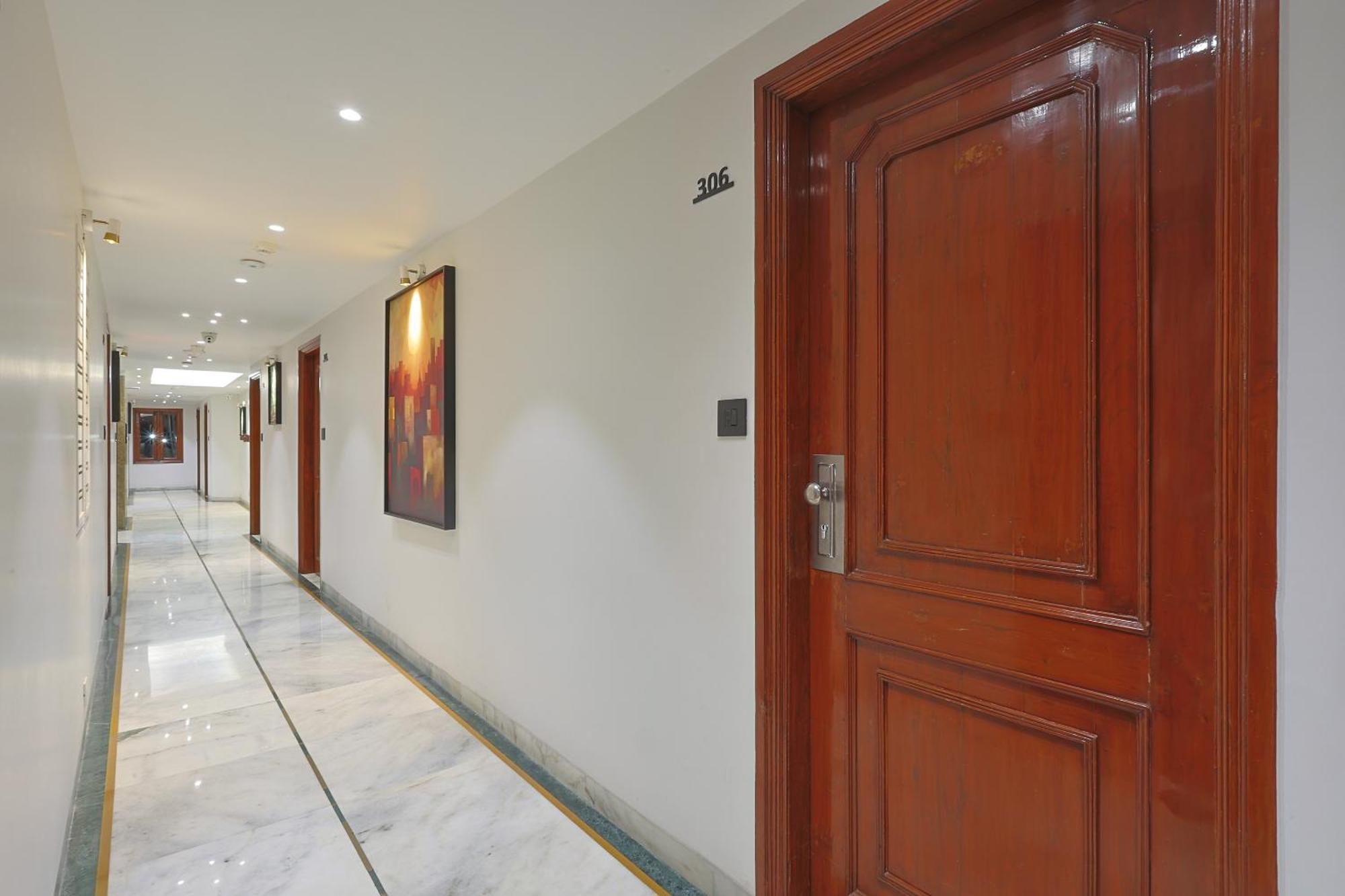 Hotel Apex Surat Exterior photo