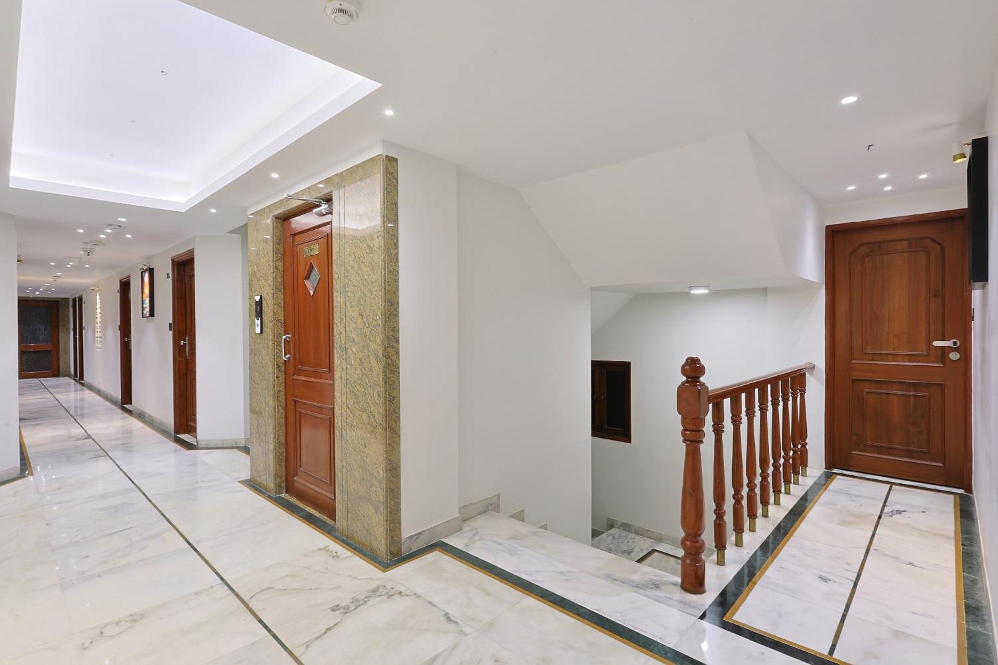 Hotel Apex Surat Exterior photo