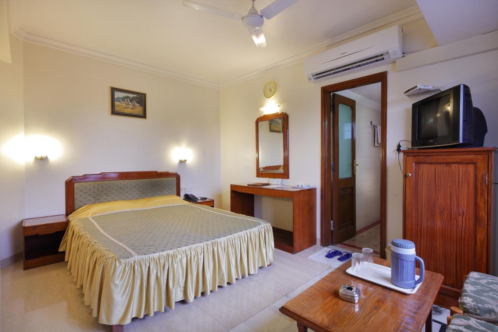 Hotel Apex Surat Exterior photo
