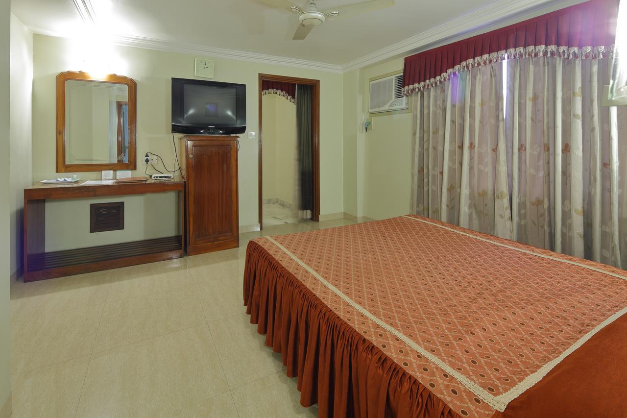 Hotel Apex Surat Exterior photo